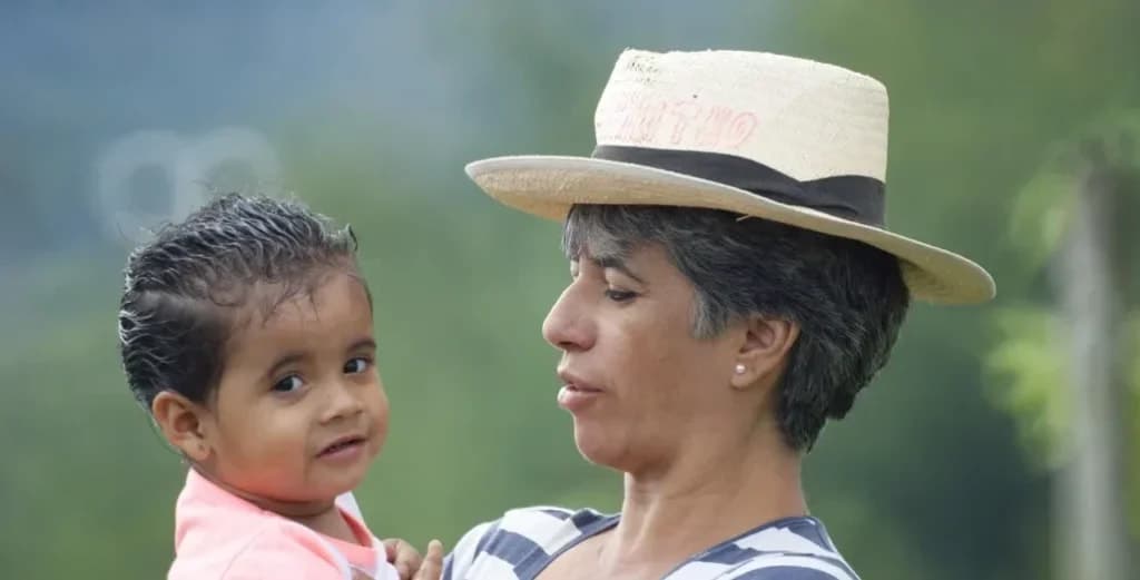 Manfaat Ajaib Bayi Dekat Nenek: Menjalin Ikatan Kuat dan Perkembangan Optimal - Sewa Freezer ASI | Mum 'N Hun