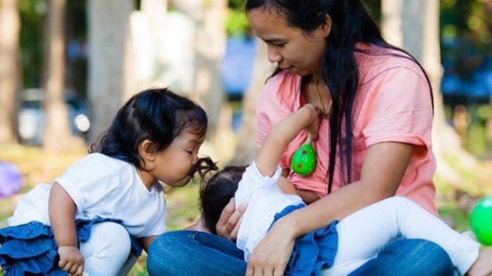 Cara Menyusui di Tempat Umum dengan Nyaman - Sewa Freezer ASI | Mum 'N Hun