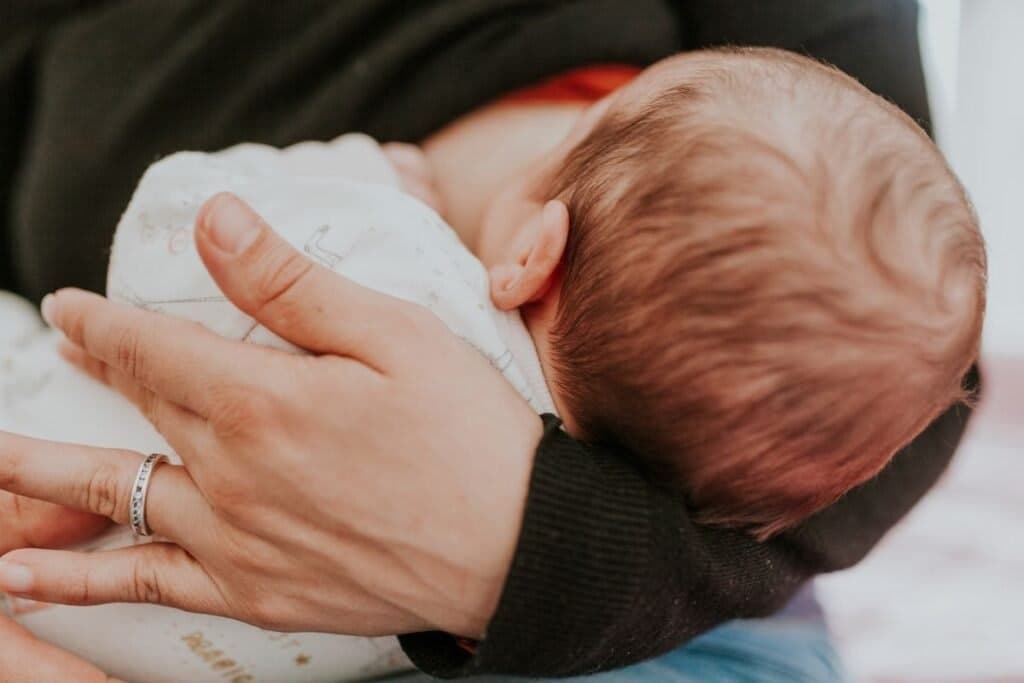 Posisi Menyusui yang Benar agar Bayi Tidak Gumoh - Sewa Freezer ASI | Mum 'N Hun