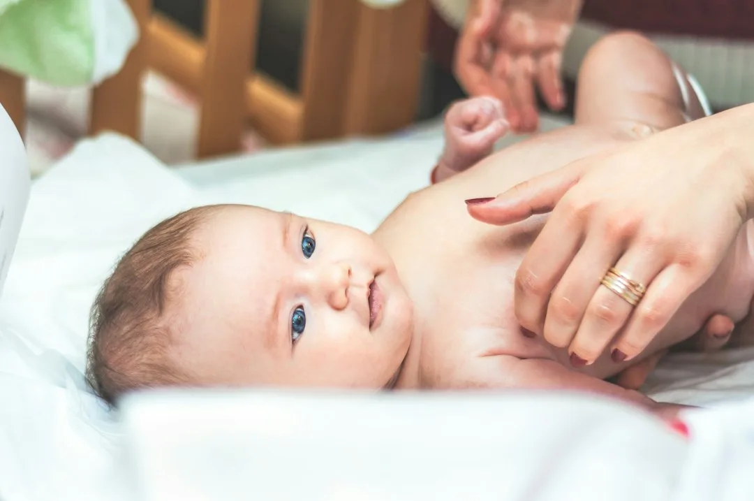Cara Meredakan Sakit Perut Bayi di Rumah Tanpa Obat
