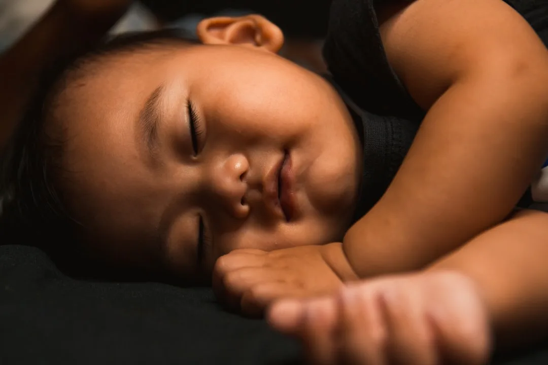 Kenapa Bayi Bangun Menangis Saat Diletakkan?