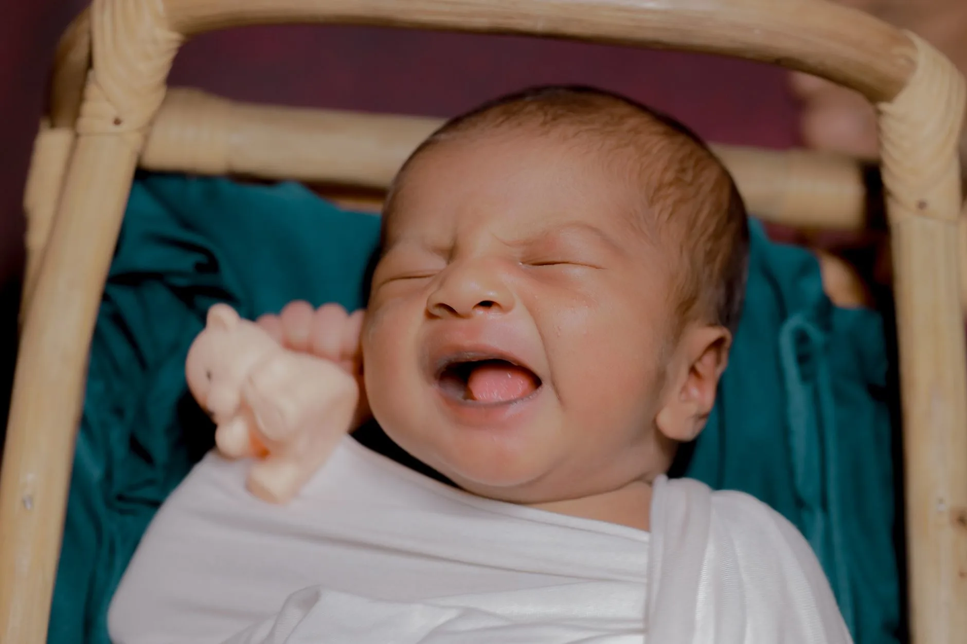 Bayi Sendawa Terus Saat Tidur, Apakah Berbahaya?