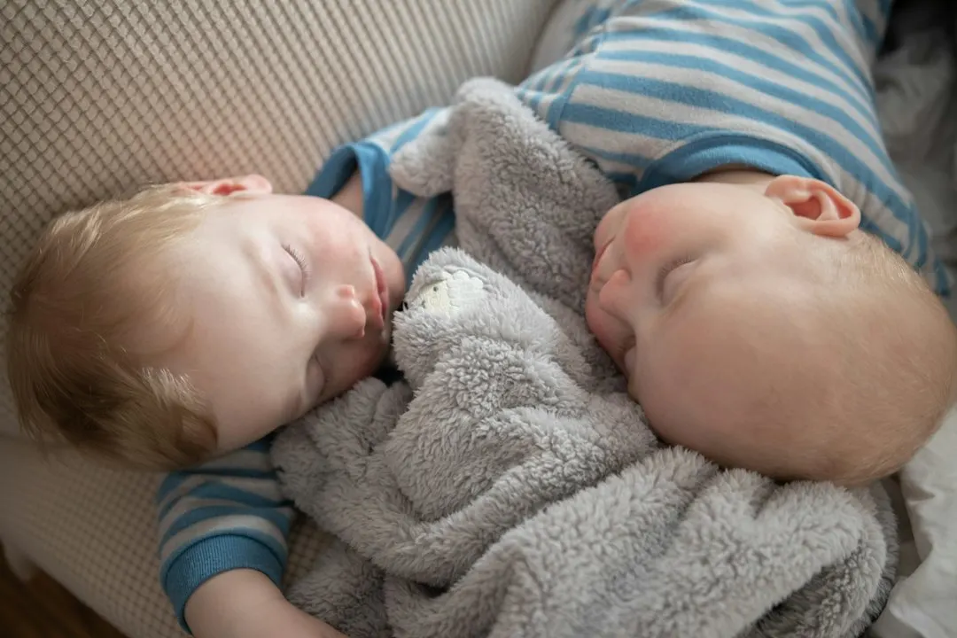 Posisi Menyusui ASI Bayi Kembar yang Nyaman dan Efektif