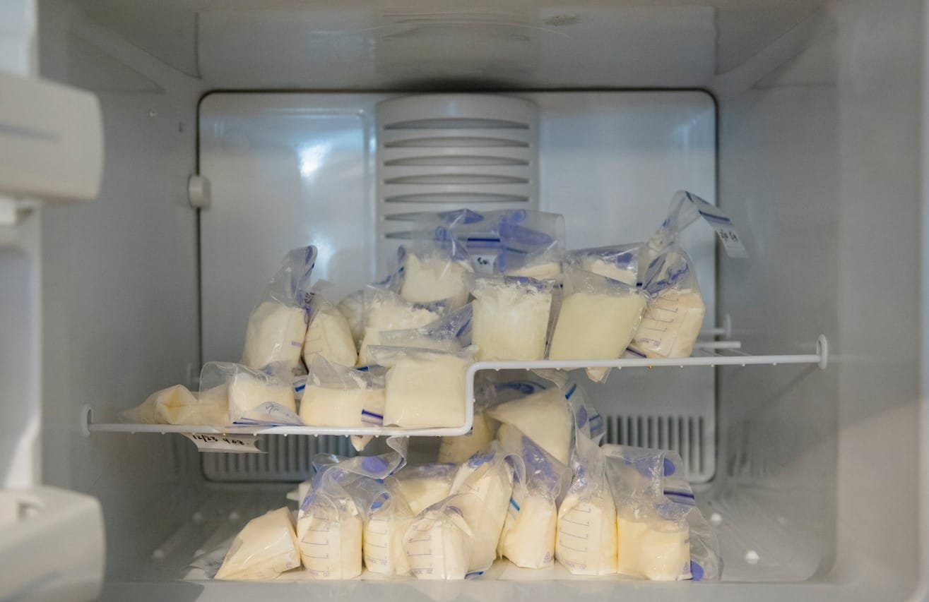 cara memindahkan ASI dari cooler bag ke freezer