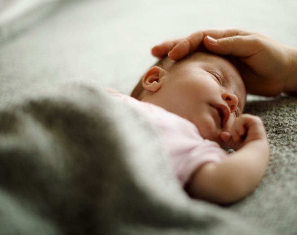 Apakah Boleh Menyusui Bayi Baru Lahir Sambil Tiduran