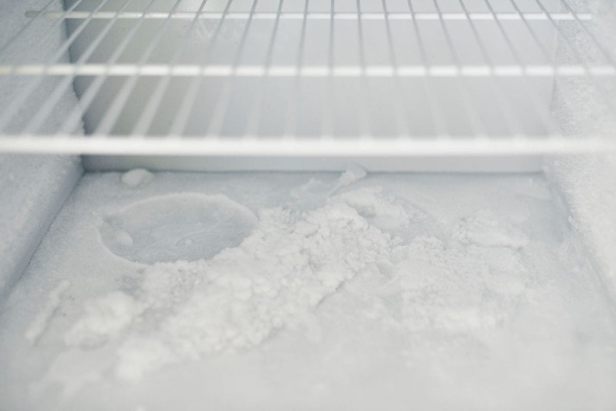 Tips Mengatasi Es Berlebih di Freezer ASI