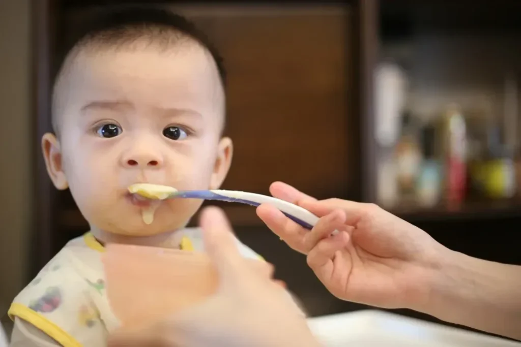 Berapa Usia Ideal Bayi Mulai Makan